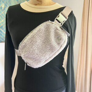 NWT Lululemon Sherpa Everywhere Belt Bag in Ivory Fleece